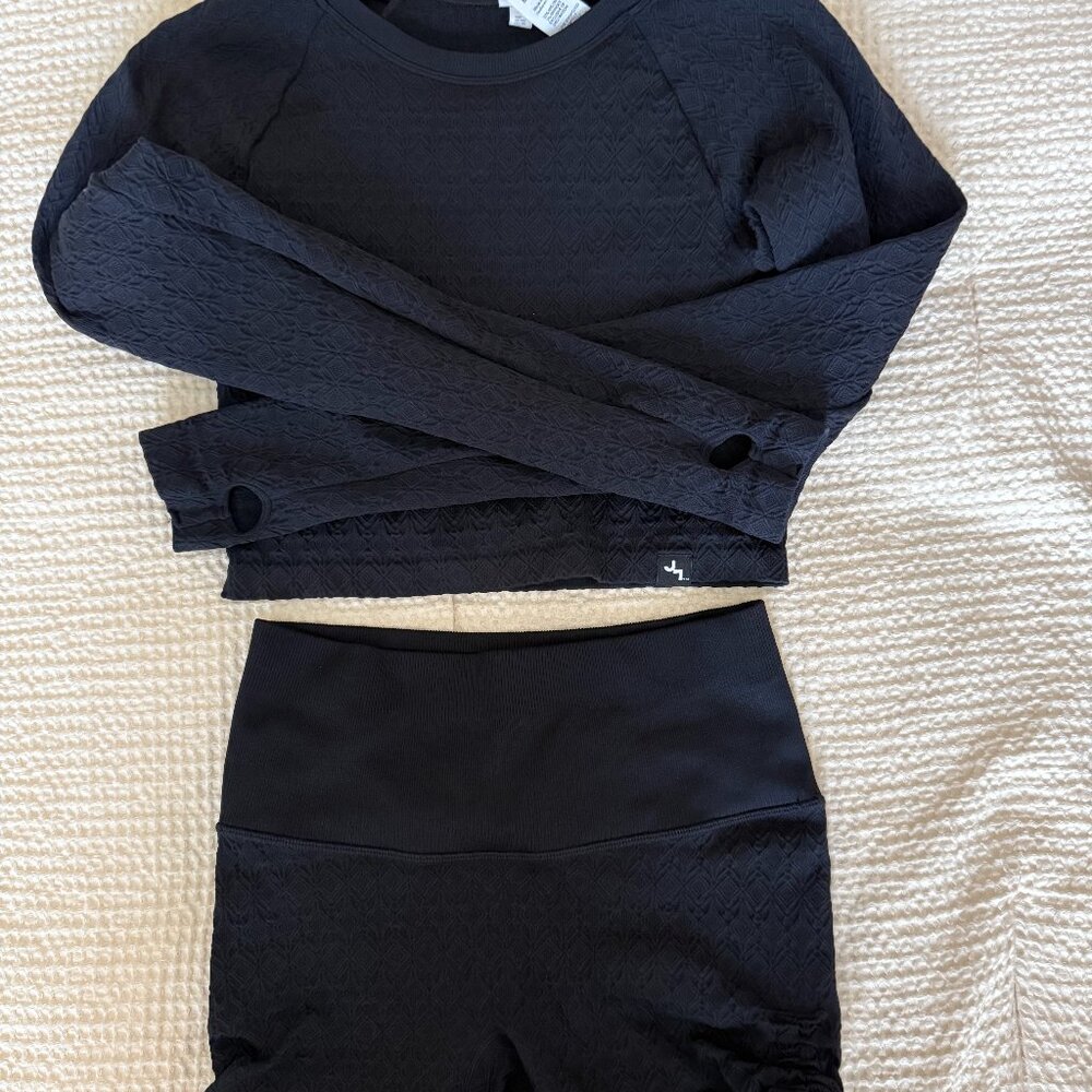 JoyLab Cropped Fit Seamless Tee (M) w/ Bike Shorts (S) ~ Black